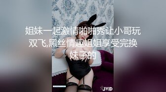 《魔手外购极品CP》厕拍达人潜伏女厕独占坑位隔板缝逼脸同框现场实拍多位小姐姐方便，极品肉丝美腿高颜美女擦逼的动作都好看 (4)