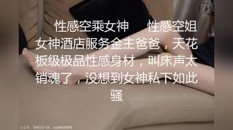 [MP4]满背纹身吊带长裙！性感少女激情自慰！无毛极品肥穴，地上假屌骑坐